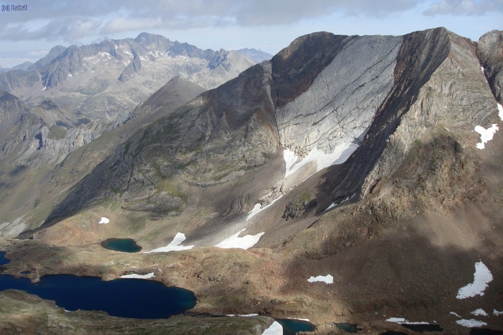 Lagos de Pondiellos, Infiernos (con la marmolera) y al fondo el Balaitus.