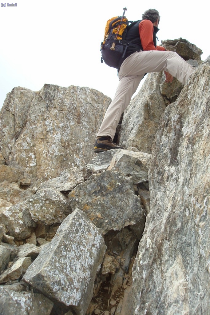 La cresta, a tramos, es entretenida y hay que usar las manos.