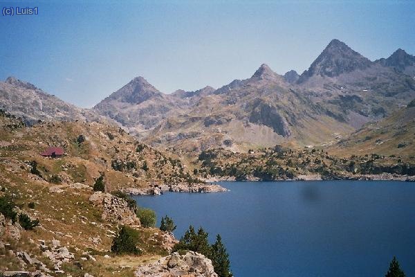 Embalse de REspumoso y el Refugio a la izquierda