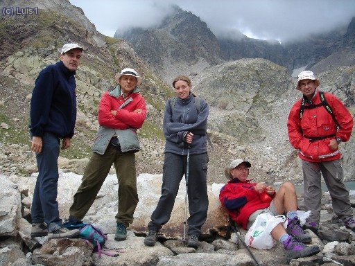 Grupo (-1) descansando en el Gorg Helado, durante la bajada con el Balaitus en la niebla.