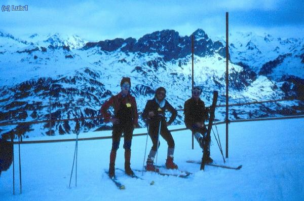 Practicando en Formigal. Ni xavi, ni Carlos sabian esquiar solo Pedro sabía. ¡Y a los dos dias ibamos a hacer el Balaitus con esquis!!!!