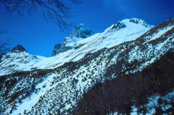 Subiendo por Aguas Limpias con la Peña Foratata nevada.