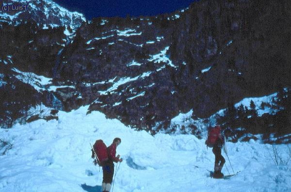 Superando un alud caido del barranco de Arriel