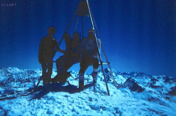 En la cumbre. Se puede apreciar que el "tripode" está cubierto más de la mitad por nieve.
