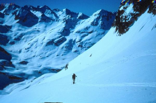 En plena ascensión. Al fondo Picos Forqueta/Musales