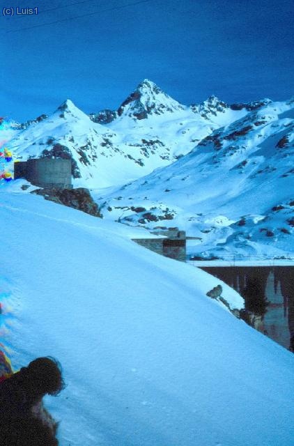 Presa de Respumoso y al fondo el Gran Facha (...creo). ERROR (Corrección Fern): Son el Pico Campoplano y la LLena Cantal. El Gran Facha quedaría un poco más a la izquierda