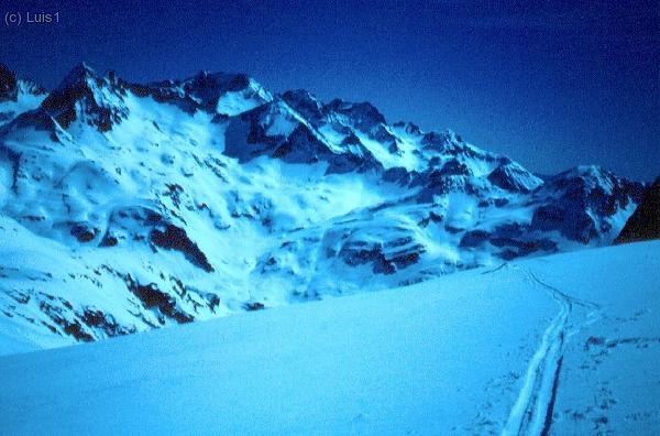 Esquiando de bajada en un pequeño llano.