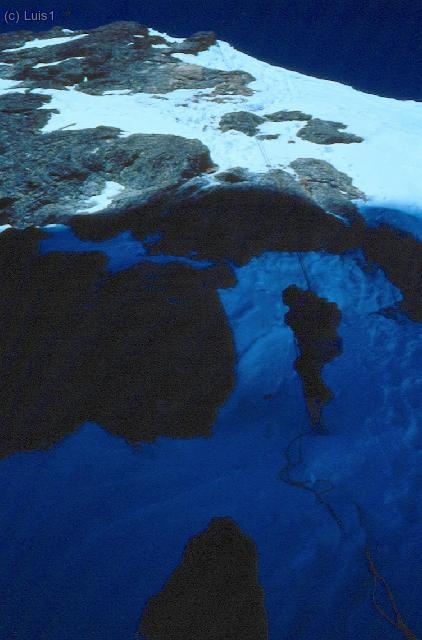 Rapelando (pasando la cuerda haciendo la S) en la Brecha Latour (dos cuerdas de 25m.)