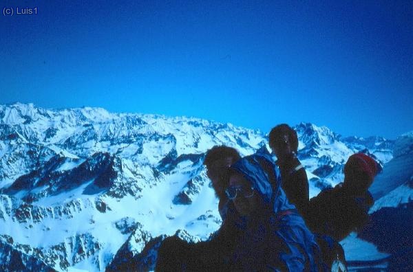 En la cumbre, al fondo Ordesa y Vignemale.