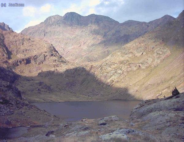 Vedaguer(izq), Pica D´Estats (centro), Punta Gabarro(Der) y Estany Sotllo