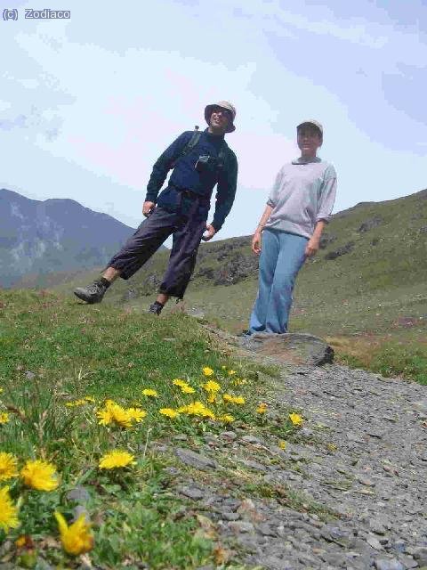 bajando del Noucreus en verano, Ana y Alicuecano, FLORECILLAS