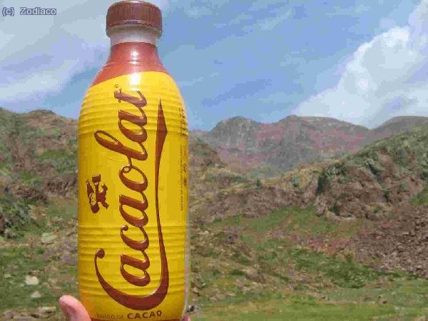 el secreto para hacer 6 tresmiles en 5 horas tras una p&aacute;jara, &eacute;sto y galletas del LIDL, m&aacute;s unas patatas sabor jam&oacute;n del Dia% jijiji Al fondo, la Pica y el Verdaguer desde el campamento base