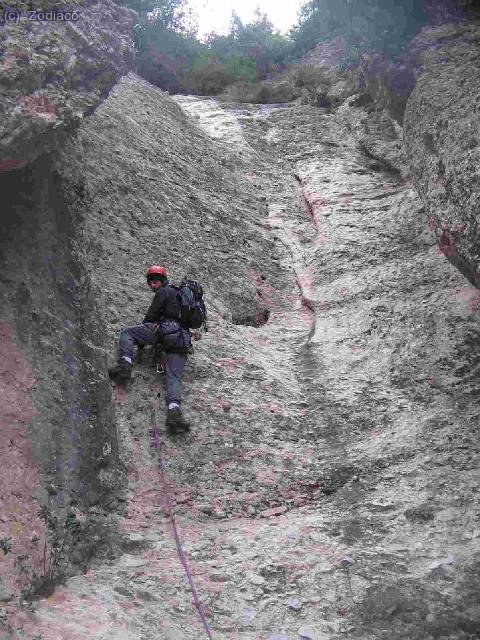 Japallas en el segundo tramo, acabando de subir la cuerda y al comienzo de los dos cables de vida
