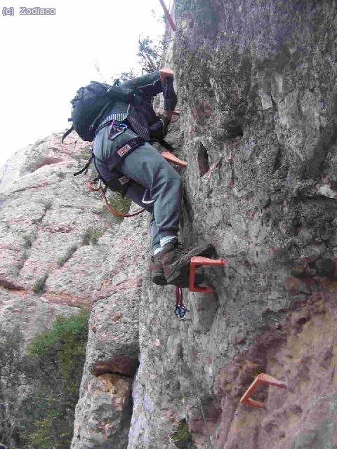 tras la repisa, Japallas superando el paso extraplomado del tercer tramo