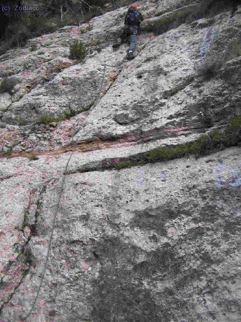 Japallas subiendo la primera parte del tercer tramo, es subir a pulso por las cadenas sin cable de vida hasta una repisa a unos 15m de altura