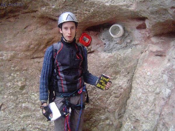 Zodiaco con el libro de registro en una mano, y el relato en la otra ...