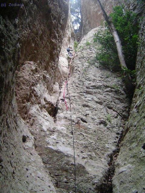 Zodiaco rapelando en la Canal equipada Artiga Alta, la cuerda no llega hasta abajo...