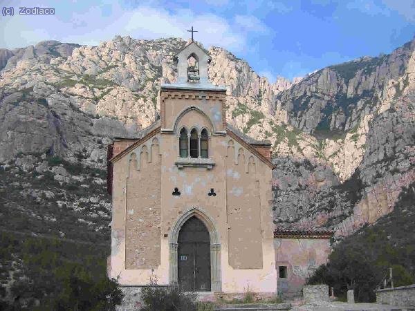 ermita Nuestra Señora de la Salud y detrás parte de la cara sureste de Montserrat