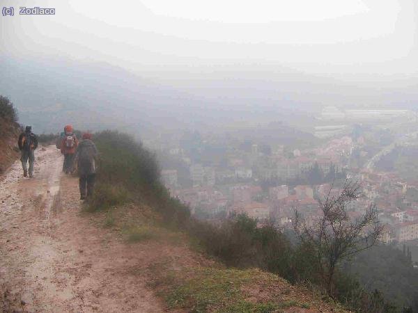 caminando por la pista embarrada, a la derecha Monistrol de Montserrat