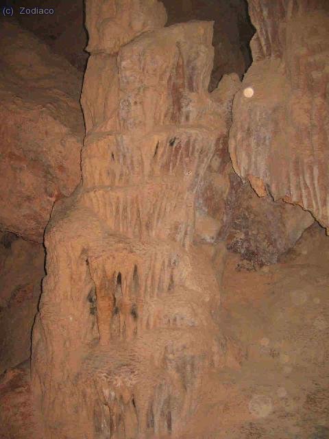 detalle de varios metros de altura, dentro de la Cova Freda