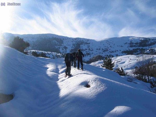 increíble cantidad de nieve sobre la pista a 1300m de altura. Al fondo, parte de la Serra Cavallera que crestearemos...