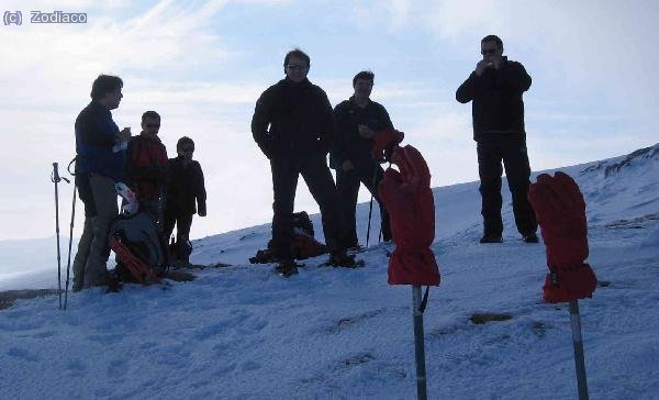 Almorzando con buenas vistas: Miquel, Jordi C, Kris, Jordi, otro Jordi y Amunt