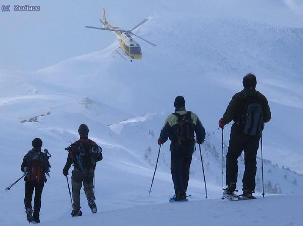 jhelicóptero intentando aterrizar, y Kris con tres Jordis bajando del Puig Estela...
