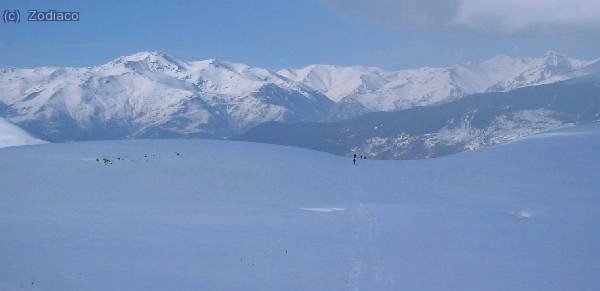 mis compis se alejan hacia el collado. Parece una acuarela. El redondito de la izquierda es el Pugmal y el resto las de la Olla de Núria...