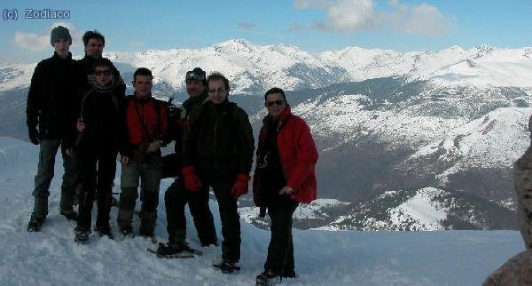 Zodiaco, Miquel, Kris, Jordi C, Jordi, otro Jordi y Amunt, y detrás el Puigmal, Segre, Finestrelles, y los dos Torreneules...