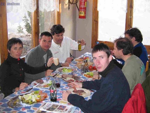 Kris, Jordi C, Jordi, Zodiaco, Jordi y Miquel, probando embutidos típicos de la tierra con pan de pagés con tomate...