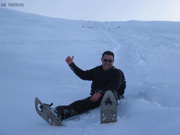 Amunt ha bajado sentado ( y sin plástico ) el collado, dejándose los bastones de trekking arriba ( subiendo a cogérselos, me gano el postre )