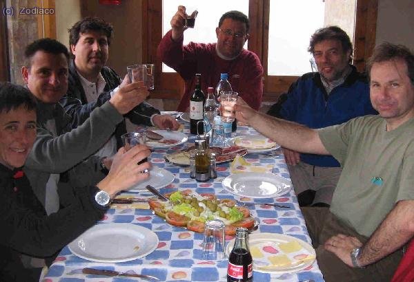 Kris, Jordi C, Jordi, Amunt, Miquel y Jordi, brindando en el restaurante. Acaban de empezar a servirnos...