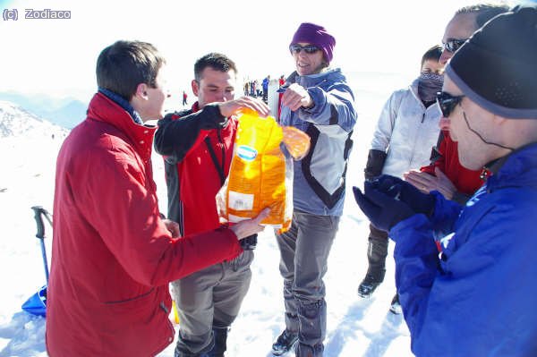 e grupillo comiendo palomitas en la cima del Taga