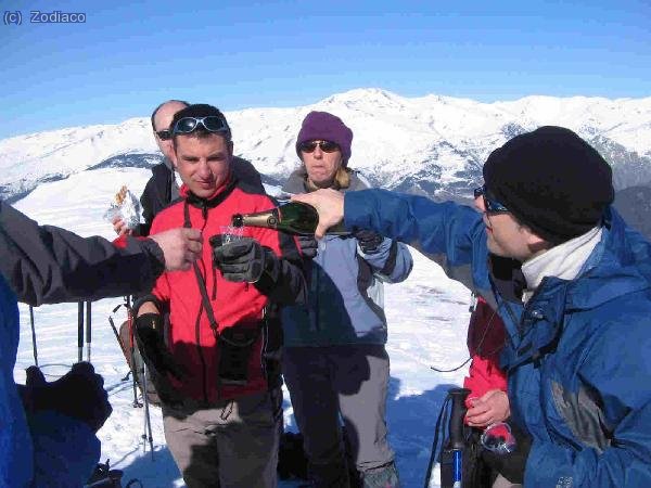 Eduard sirviendo cava en la cima del Taga a Jordi C. Pratenc y Nicky almorzando.