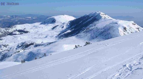 Puig Estela, y zona " plana " de nieve, desde el Taga