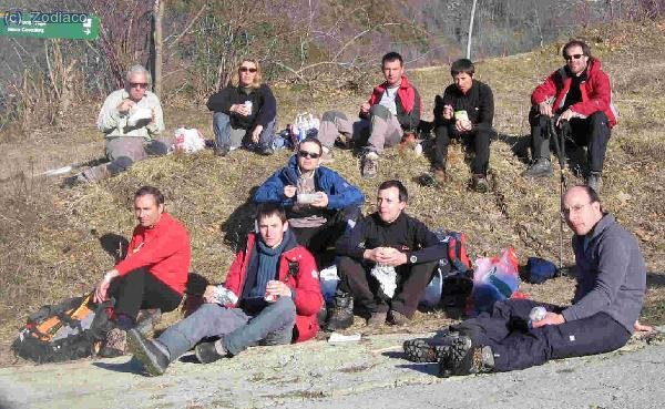 comiendo tirados en el suelo, al llegar a los coches. Arriba: Tonimd, Nicky , Jordi C, kris y Octane. Abajo: Jam, Zodiaco, Esunyen, Waldo y Pratenc