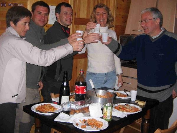 Kris, Jordi C, Waldo , Nicky y Tonimd brindando con cava ( que bien que se lo montan, los de MadTeam )