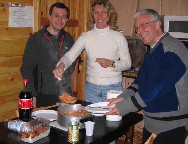 Nicky sirviendo la cena ( cebolla con macarrones ) junto a Waldo y Tonimd. No faltan las olivas... ( no las he traído yo )
