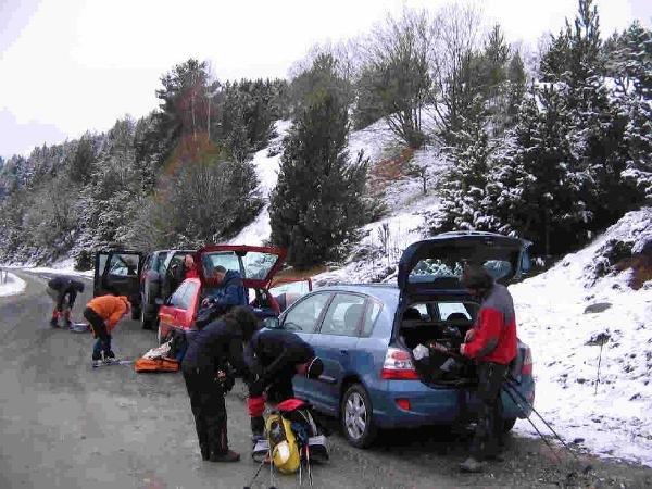 acabamos de aparcar en la pista, no podemos continuar por la nieve