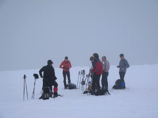 el almuerzo, de pie, es una de las curvas de las lazadas.