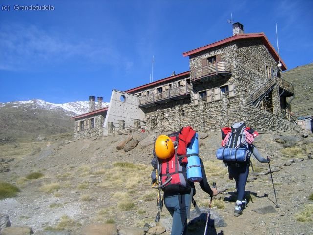 Duro ascenso desde Capileira con el armario. Llegando al Refugio de Poqueira (2500 mts.) todavía sin nieve.