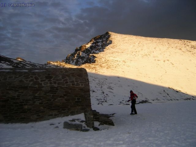 Vista del Refugio de la Caldera y el Mulhacen con su vía normal.