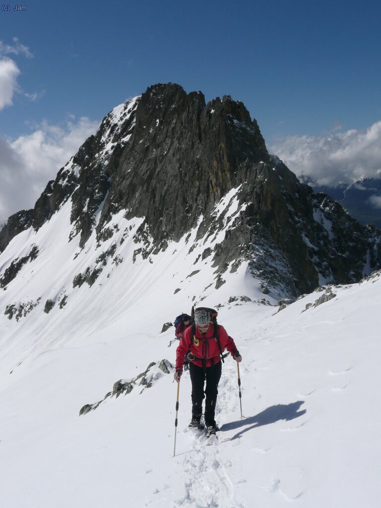 La Montse pujant des de el coll Ubago, al fons el Perdigueret.