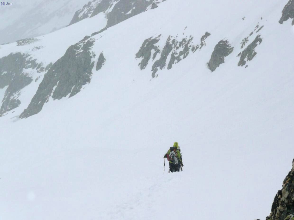 Baixant del collado Ubago comen&ccedil;a a nevar.