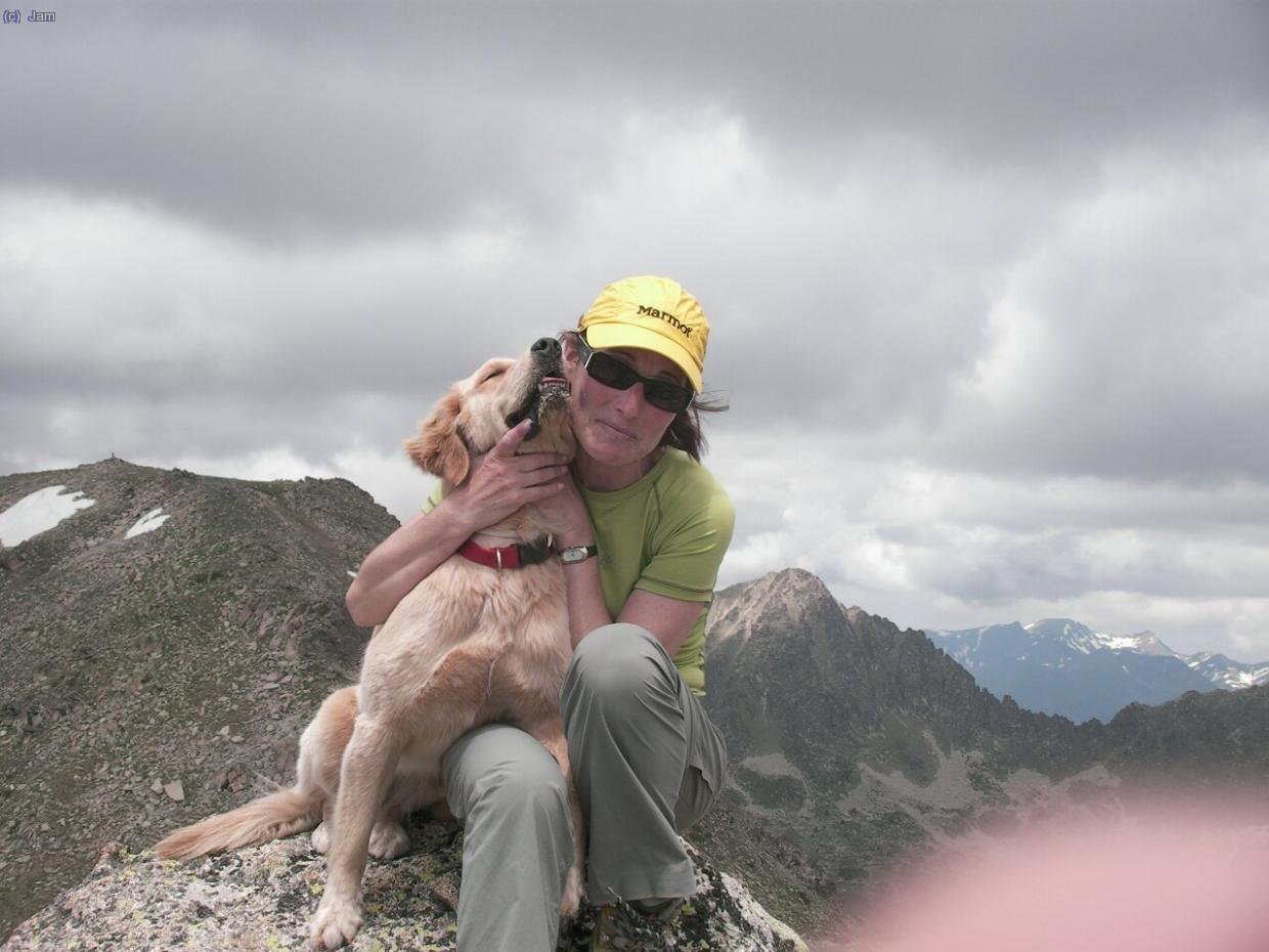 La Montse  i la Puca celebrant el cim.