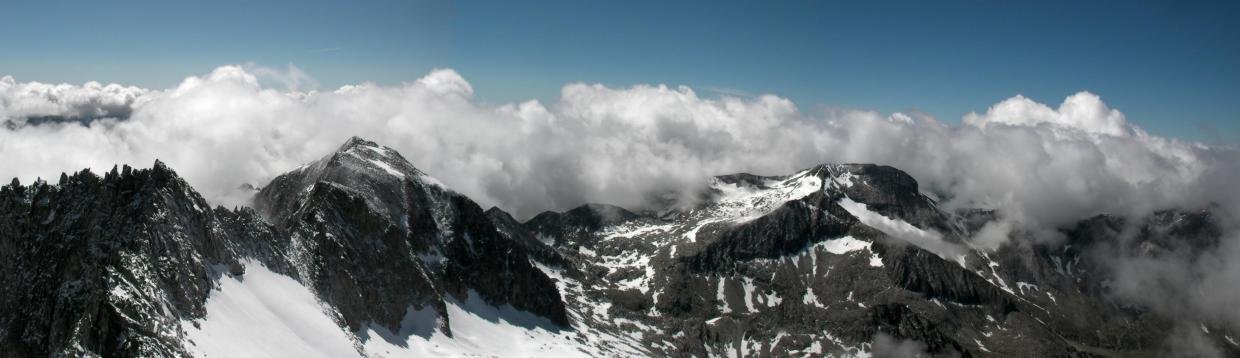 Una magnifica vista del que teniem al voltant, comen&ccedil;ant per la esquerra,  la cresta i el Pic Margalida, els Russell, i finalment els Vallibierna, tots devant del mar de nuvols.
