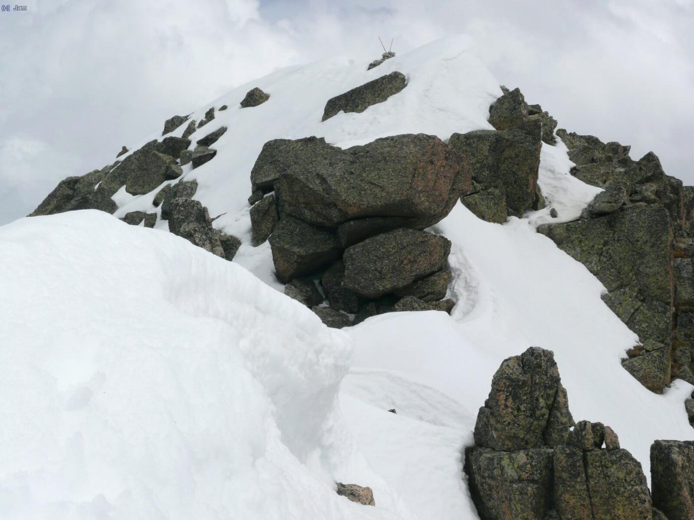 La cornisa que porta al cim ens dona mes d’un ensurt, i decidim deixar-ho en aquest punt, sense fer els &uacute;ltims metres..