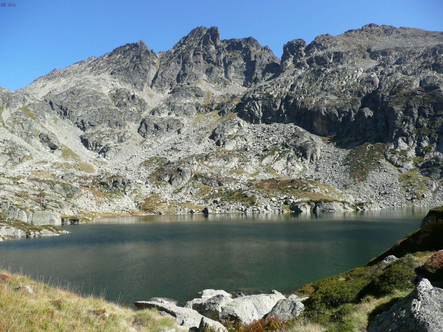 I als seus peus l’Estany segon.