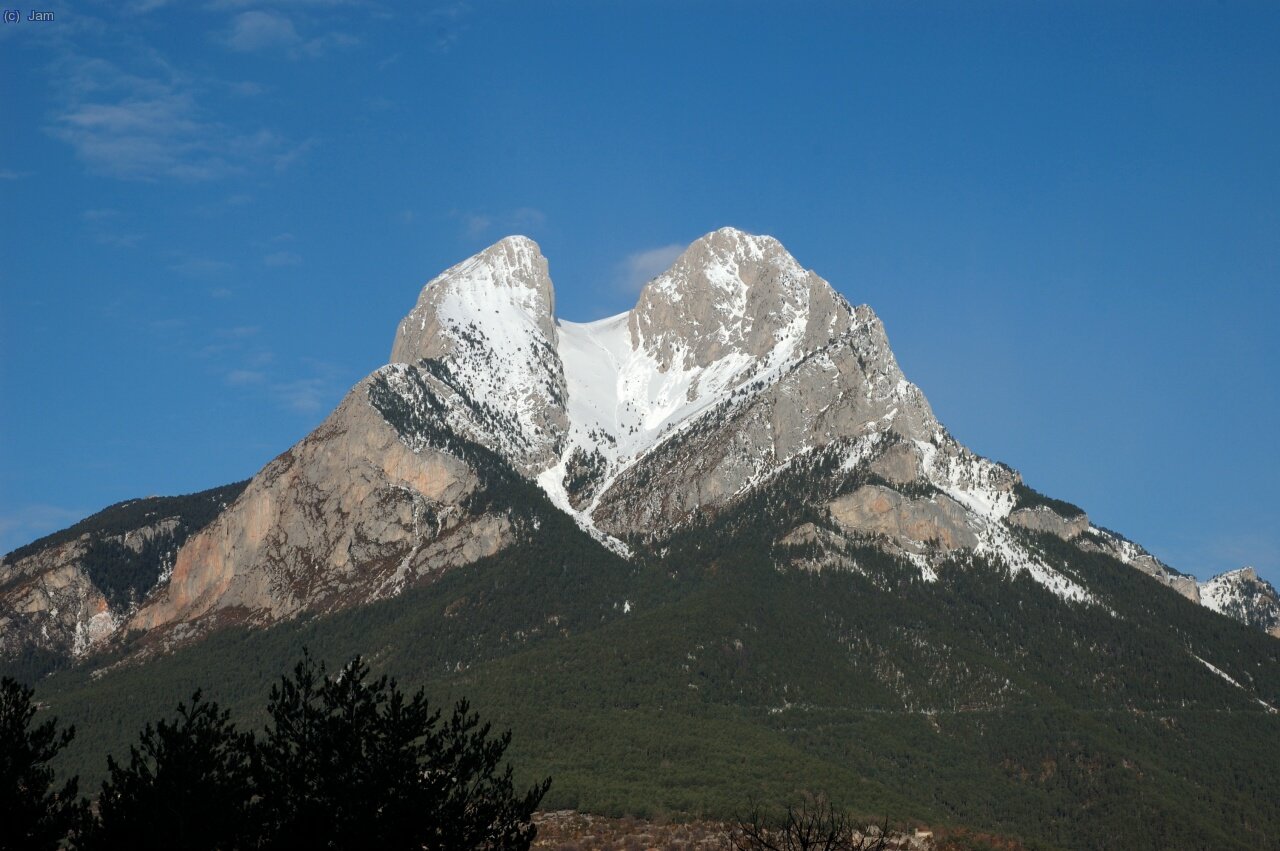 Una primera imatge del Pedraforca, des de aqu&iacute; ja veiem alguns  allaus.