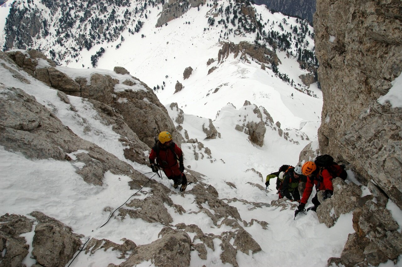 Aqu&iacute; hi ha un petit tram amb un cable de vida